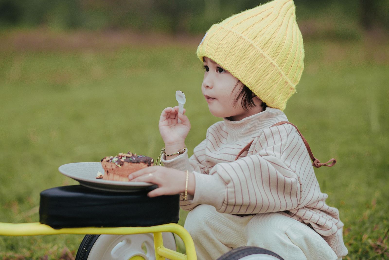 おやつを食べる子ども(イメージ写真)
