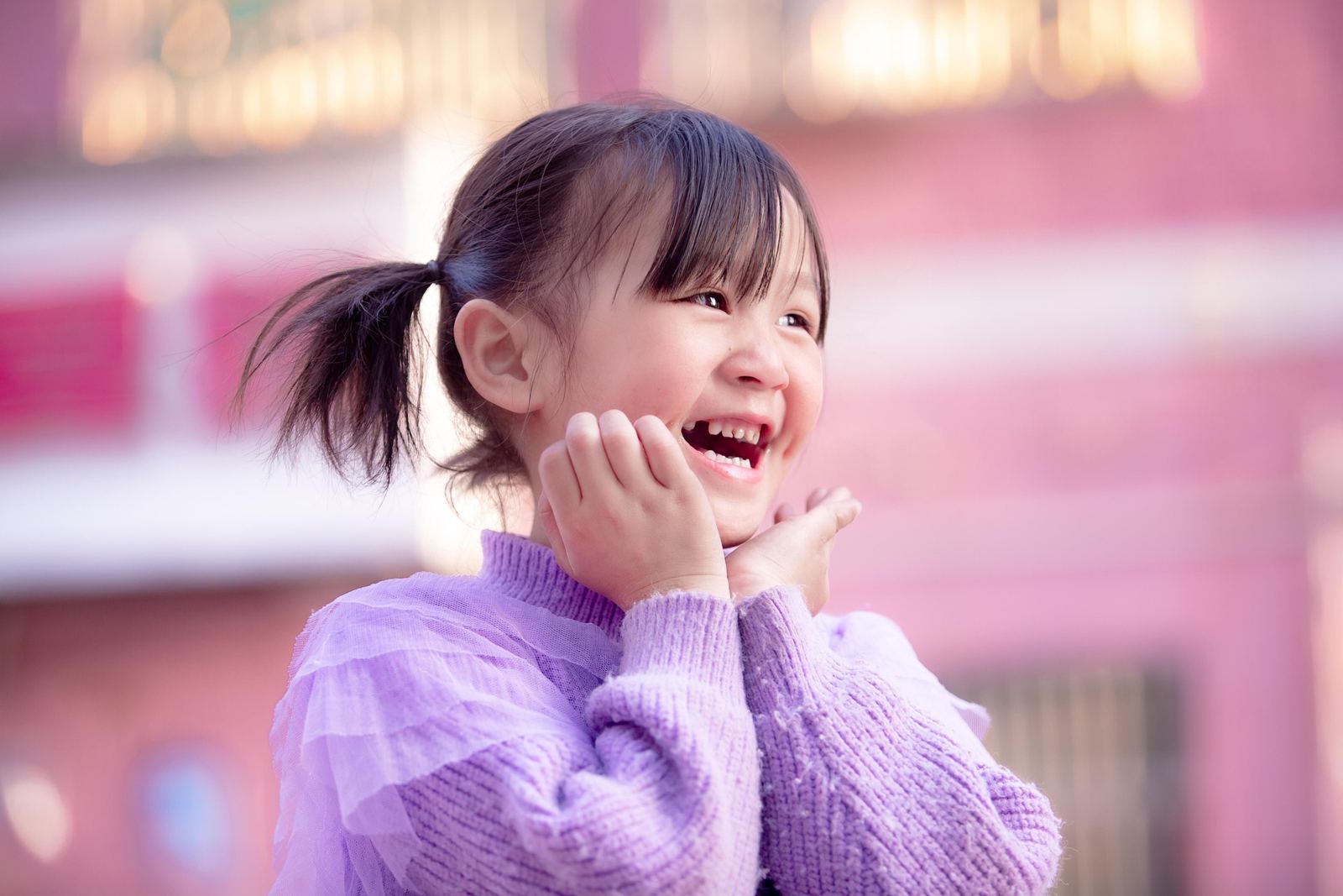 笑顔の女の子(イメージ写真)