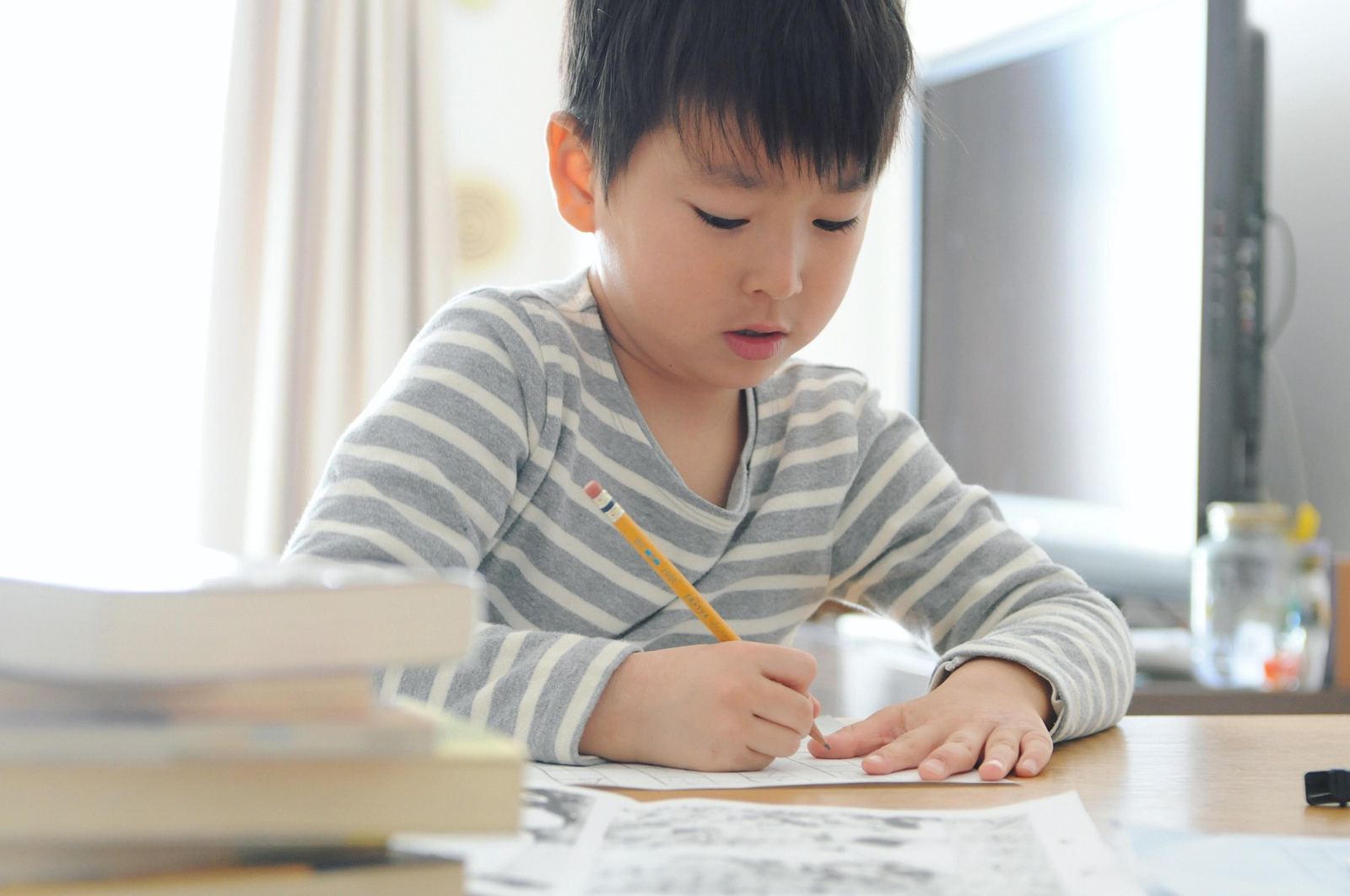 机で絵を描く子ども(イメージ写真)